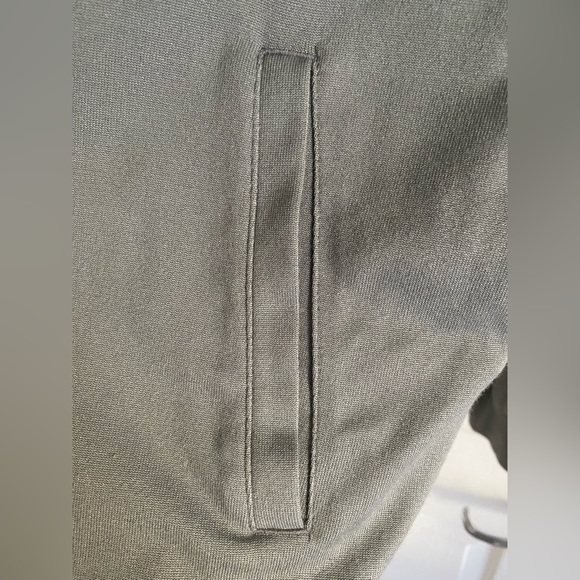 Men’s Puma Gray Lightweight Jacket - Great for casual or gym attire. - Picture 7 of 8